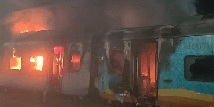 टाटा – एर्नाकुलम एक्सप्रेस में लगी भीषण आग