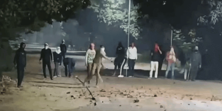 BHU में  सुरक्षाकर्मियों और छात्रों के बीच पत्थरबाजी, पुलिस ने बरसाईं लाठियां