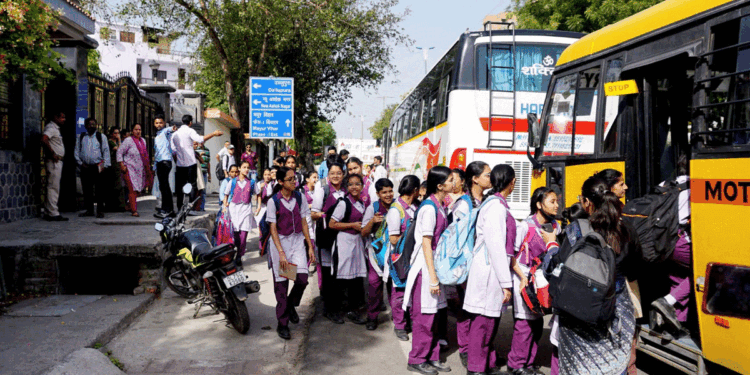 दिल्ली के कई स्कूलों को मिली बम से उड़ाने की धमकी