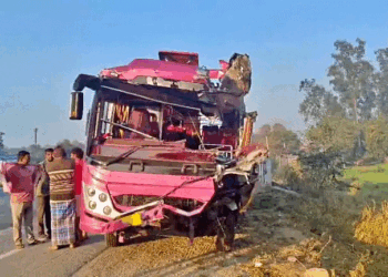 स्कूली बच्चों को लेकर टूर पर निकली बस दुर्घटनाग्रस्त