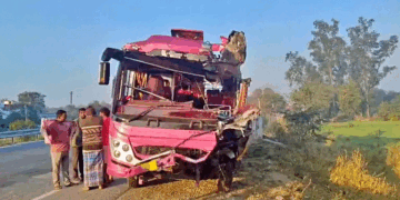 स्कूली बच्चों को लेकर टूर पर निकली बस दुर्घटनाग्रस्त