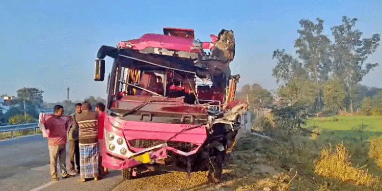 स्कूली बच्चों को लेकर टूर पर निकली बस दुर्घटनाग्रस्त