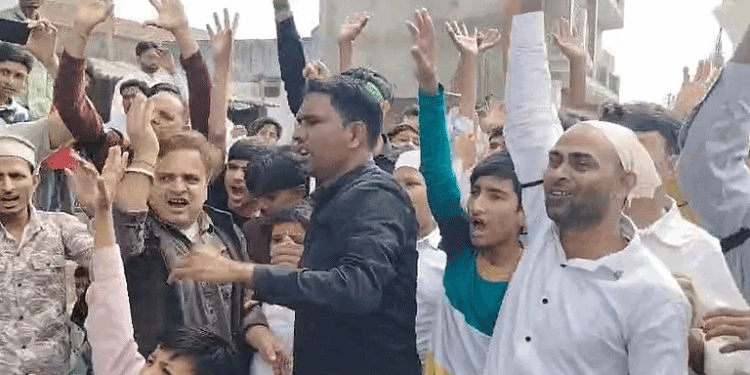 शिया समुदाय ने काली पट्टी पहनकर अदा की ईद की नमाज