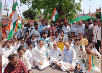 शाहजहांपुर में शहीदों की प्रतिमाओं का अपमान, कांग्रेस ने निकाला मशाल जुलूस