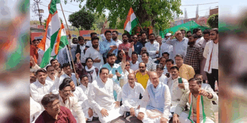 शाहजहांपुर में शहीदों की प्रतिमाओं का अपमान, कांग्रेस ने निकाला मशाल जुलूस