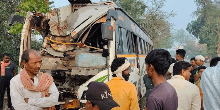 यूपी के मऊ में भीषण सड़क हादसा