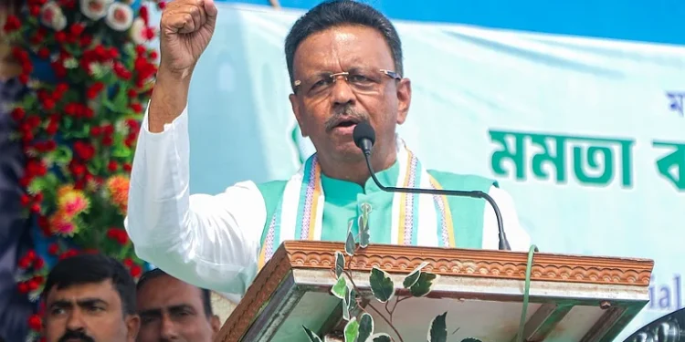 कोलकाता मेयर फिरहाद हकीम के घर आधी रात छापेमारी