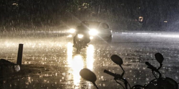 बेंगलुरु में तेज बारिश और आंधी से अस्पताल की दीवार गिरी,7 लोगों की मौत