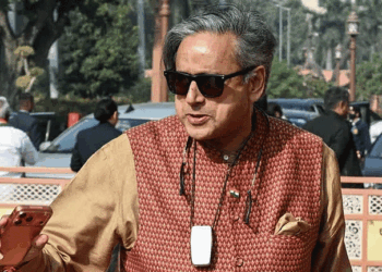 केरल में चुनाव प्रचार के दौरान शशि थरूर के काफिले पर हमला