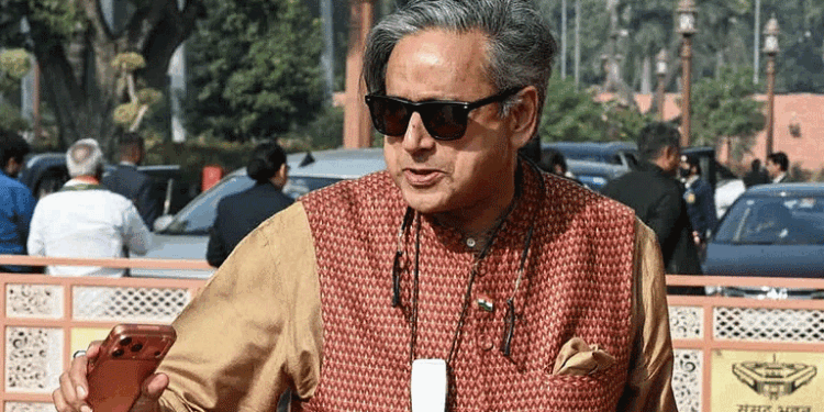 केरल में चुनाव प्रचार के दौरान शशि थरूर के काफिले पर हमला