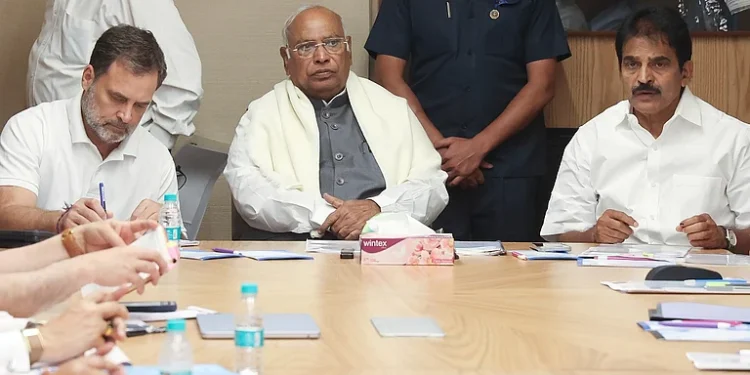 कांग्रेस ने विशेष सत्र से पहले जारी किया व्हिप