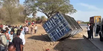 महाराष्ट्र के पालघर में भीषण हादसा, ऑटो पर पलटा कंटेनर, 14 लोगों की मौत
