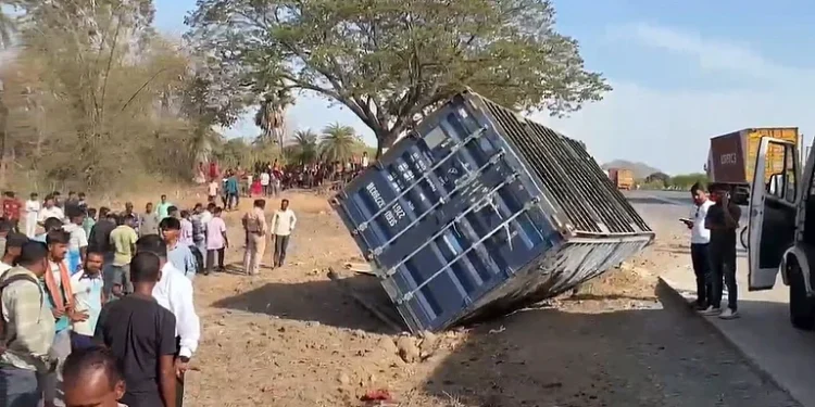 महाराष्ट्र के पालघर में भीषण हादसा, ऑटो पर पलटा कंटेनर, 14 लोगों की मौत
