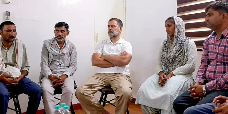 राहुल गांधी ने आत्महत्या करने वाले नीट छात्र के परिवार से मुलाकात की