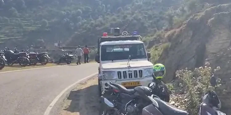 हिमाचल प्रदेश में खाई में गिरी बोलेरो, तीन महिलाएं समेत 7 लोगों की मौत