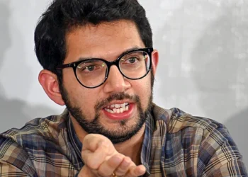 ‘लालच’ के कारण जनादेश छोड़ दिया’, आदित्य ठाकरे ने बागी सांसदों पर साधा निशाना