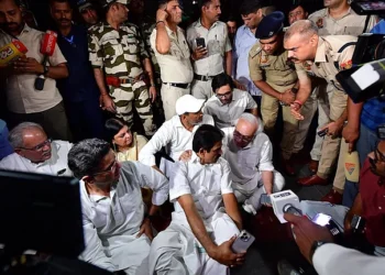 नटराजन का नामांकन रद्द किए जाने के खिलाफ चुनाव आयोग पहुंचे कांग्रेस नेता