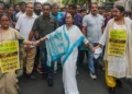 ममता बनर्जी  ने रेहड़ी-पटरी वालों को हटाए जाने के खिलाफ मार्च निकाला