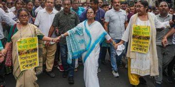 ममता बनर्जी  ने रेहड़ी-पटरी वालों को हटाए जाने के खिलाफ मार्च निकाला