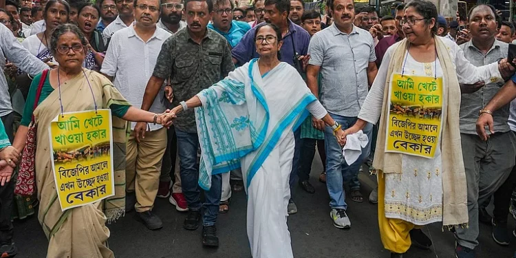 ममता बनर्जी  ने रेहड़ी-पटरी वालों को हटाए जाने के खिलाफ मार्च निकाला