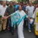 ममता बनर्जी ने रेहड़ी-पटरी वालों को हटाए जाने के खिलाफ मार्च निकाला
