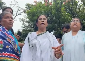 ममता के प्रदर्शन को BJP कार्यकर्ताओं ने रोकने की कोशिश की, TMC के कई लोगों के साथ मारपीट