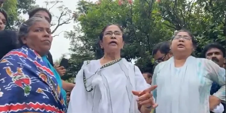 ममता के प्रदर्शन को BJP कार्यकर्ताओं ने रोकने की कोशिश की, TMC के कई लोगों के साथ मारपीट