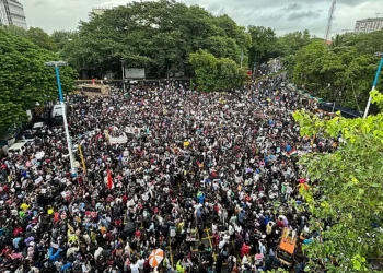 पुणे में बारिश के बीच छात्रों और नागरिकों का विशाल मार्च, मुंबई में भी प्रदर्शन