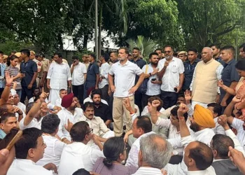 पीएम आवास के पास राहुल गांधी कांग्रेस नेताओं के साथ धरने पर बैठे, पुलिस ने सभी को हिरासत में लिया