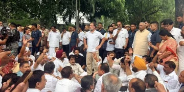 पीएम आवास के पास राहुल गांधी कांग्रेस नेताओं के साथ धरने पर बैठे, पुलिस ने सभी को हिरासत में लिया