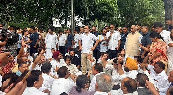 पीएम आवास के पास राहुल गांधी कांग्रेस नेताओं के साथ धरने पर बैठे, पुलिस ने सभी को हिरासत में लिया