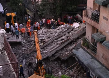 भारी बारिश के बीच दिल्ली के रोहिणी में मकान गिरा, कई लोगों के फंसे होने की आशंका