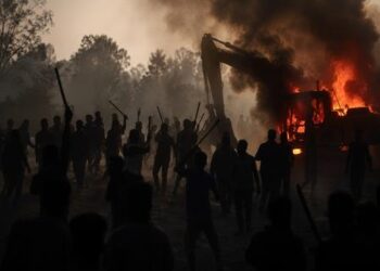 पश्चिम चंपारण में अतिक्रमण हटाने के अभियान के दौरान वन विभाग की टीम का घेराव, जेसीबी में लगाई आग
