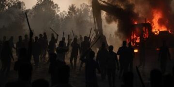 पश्चिम चंपारण में अतिक्रमण हटाने के अभियान के दौरान वन विभाग की टीम का घेराव, जेसीबी में लगाई आग