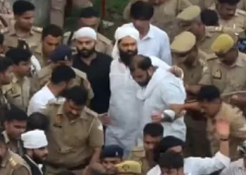 भारी पुलिस बल के बीच अतीक के बेटे अबान का अंतिम संस्कार