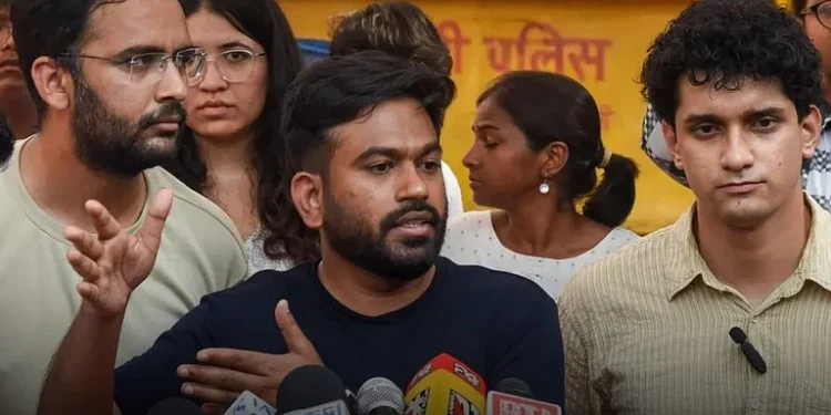 कॉकरोच जनता पार्टी ने ‘स्कूल ठीक करो’ अभियान का ऐलान किया