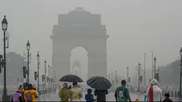 दिल्ली-एनसीआर में बदला मौसम का मिजाज, सुबह-सुबह झमाझम बारिश