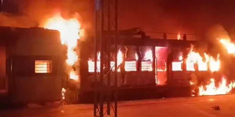 सिमरी बख्तियारपुर रेलवे स्टेशन पर  पैसेंजर ट्रेन में लगी आग, यात्रियों ने कूदकर बचाई जान