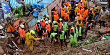 मुंबई के कुर्ला में भारी बारिश के बीच भूस्खलन, अब तक 2 शव बरामद, 4-5 लोगों के मलबे में दबे होने की आशंका