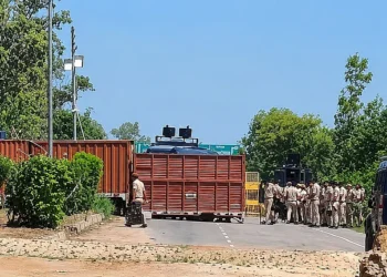 दिल्ली तक शांतिपूर्ण मार्च की तैयारी में किसान, खनौरी बॉर्डर पर बिताई रात