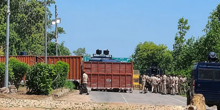 दिल्ली तक शांतिपूर्ण मार्च की तैयारी में किसान, खनौरी बॉर्डर पर बिताई रात