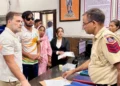 राहुल गांधी के धरने से झुकी दिल्ली पुलिस, दर्ज किया पेलेट गन मामला