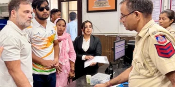 राहुल गांधी के धरने से झुकी दिल्ली पुलिस, दर्ज किया पेलेट गन मामला