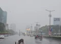 मुंबई में भारी बारिश ने बढ़ाई मुश्किलें, नालासोपारा-दादर-कुर्ला में जलभराव, येलो अलर्ट जारी