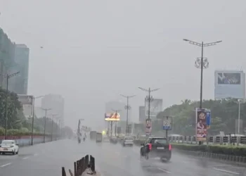 मुंबई में भारी बारिश ने बढ़ाई मुश्किलें, नालासोपारा-दादर-कुर्ला में जलभराव, येलो अलर्ट जारी