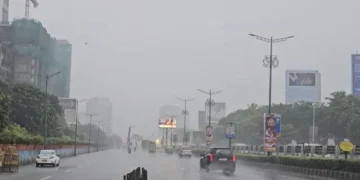 मुंबई में भारी बारिश ने बढ़ाई मुश्किलें, नालासोपारा-दादर-कुर्ला में जलभराव, येलो अलर्ट जारी