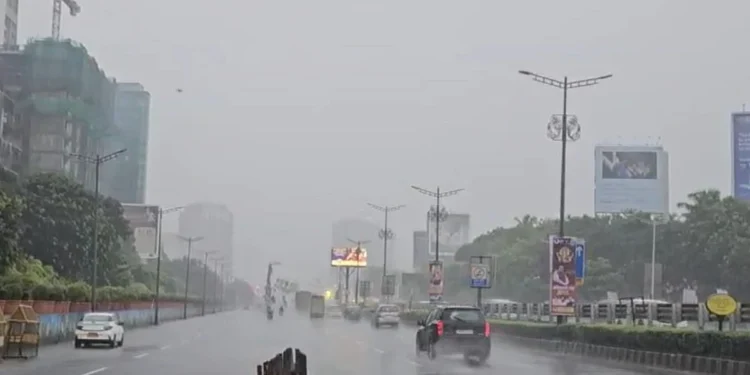 मुंबई में भारी बारिश ने बढ़ाई मुश्किलें, नालासोपारा-दादर-कुर्ला में जलभराव, येलो अलर्ट जारी