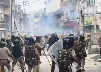 उज्जैन में शाही मस्जिद पर कार्रवाई से पहले पथराव, पुलिस ने छोड़े आंसू गैस के गोले