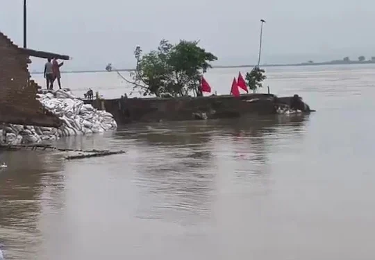 पटना सहित बिहार के कई जिलों में बाढ़ का खतरा बढ़ा, शहरों में घुसने लगा पानी, प्रशासन ने जारी किया अलर्ट