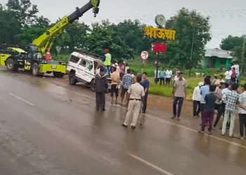 महाराष्ट्र के भंडारा में ट्रक की पिकअप वैन से टक्कर में 8 लोगों की मौत